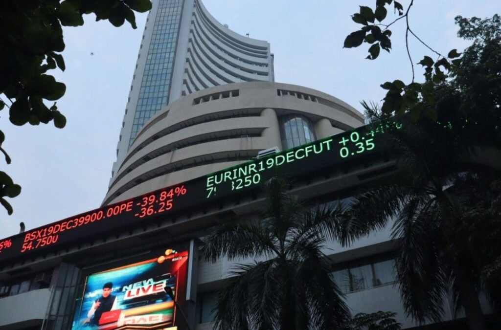 Closing Bell: Acme Solar, Vijaya Diagnostic among top gainers as Nifty closes at 24,680; Sensex declines 572 points