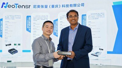 (L) Liang (Ethan) Wang, CEO of NeoTensr with Dinakar Munagala, Co-Founder and CEO of Blaize (R) at the partnership signing ceremony
